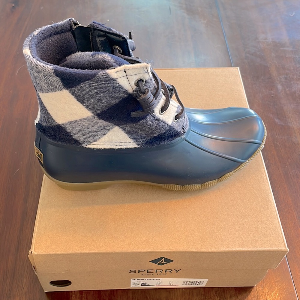NIB Sperry Saltwater Check Navy sz 7.5